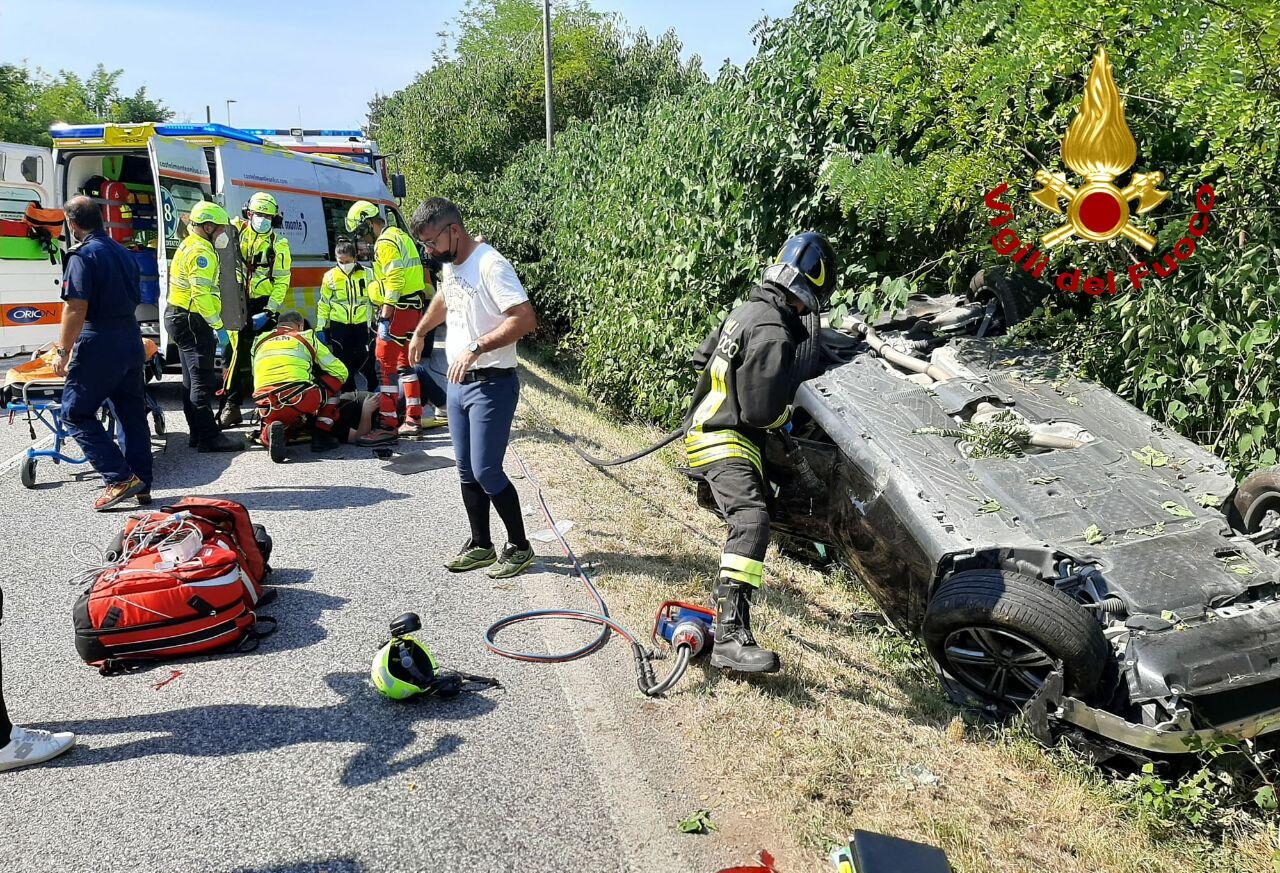 Grave incidente sulla Postumia, auto ribaltata: un ferito estratto dalle lamiere