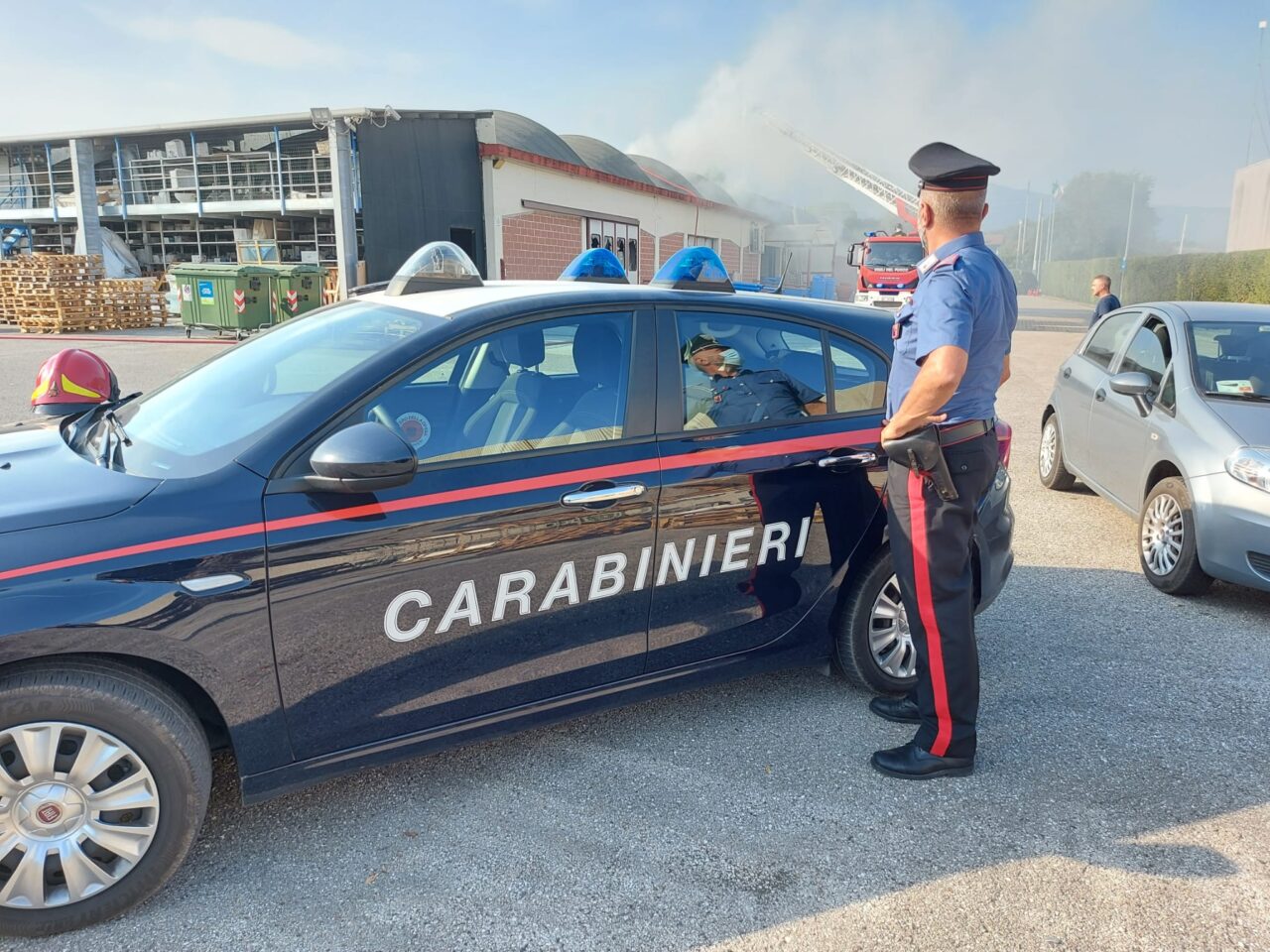 Incendio alla “Idroferramenta” di Onè di Fonte: Vigili del fuoco al lavoro