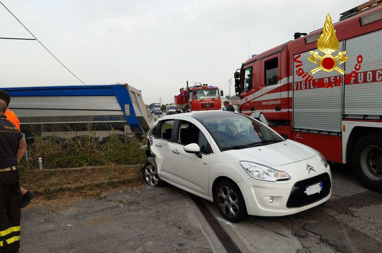 Incidente a Castelfranco, scontro tra auto e camion in via Circonvallazione est