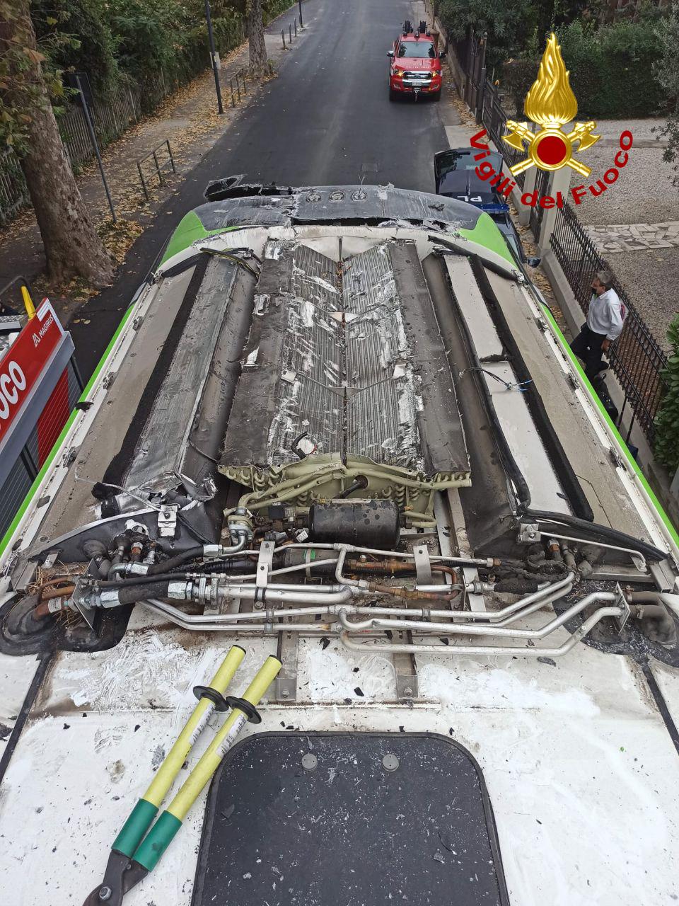 Treviso, l’autobus “gratta” sotto il cavalcavia: tetto distrutto