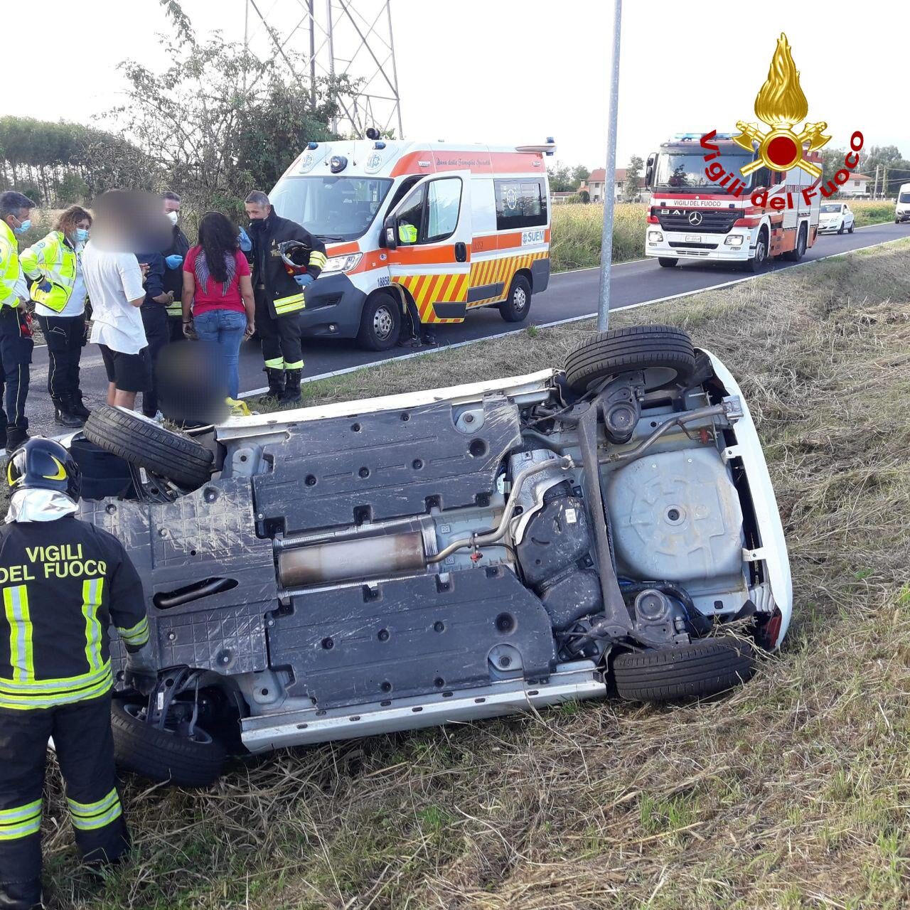 Auto esce di strada e si ribalta a Castelfranco