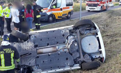 Auto esce di strada e si ribalta a Castelfranco