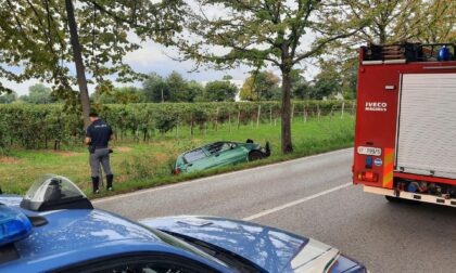 Sorpasso azzardato, l'auto "impazzita" vola fuori strada: un ferito