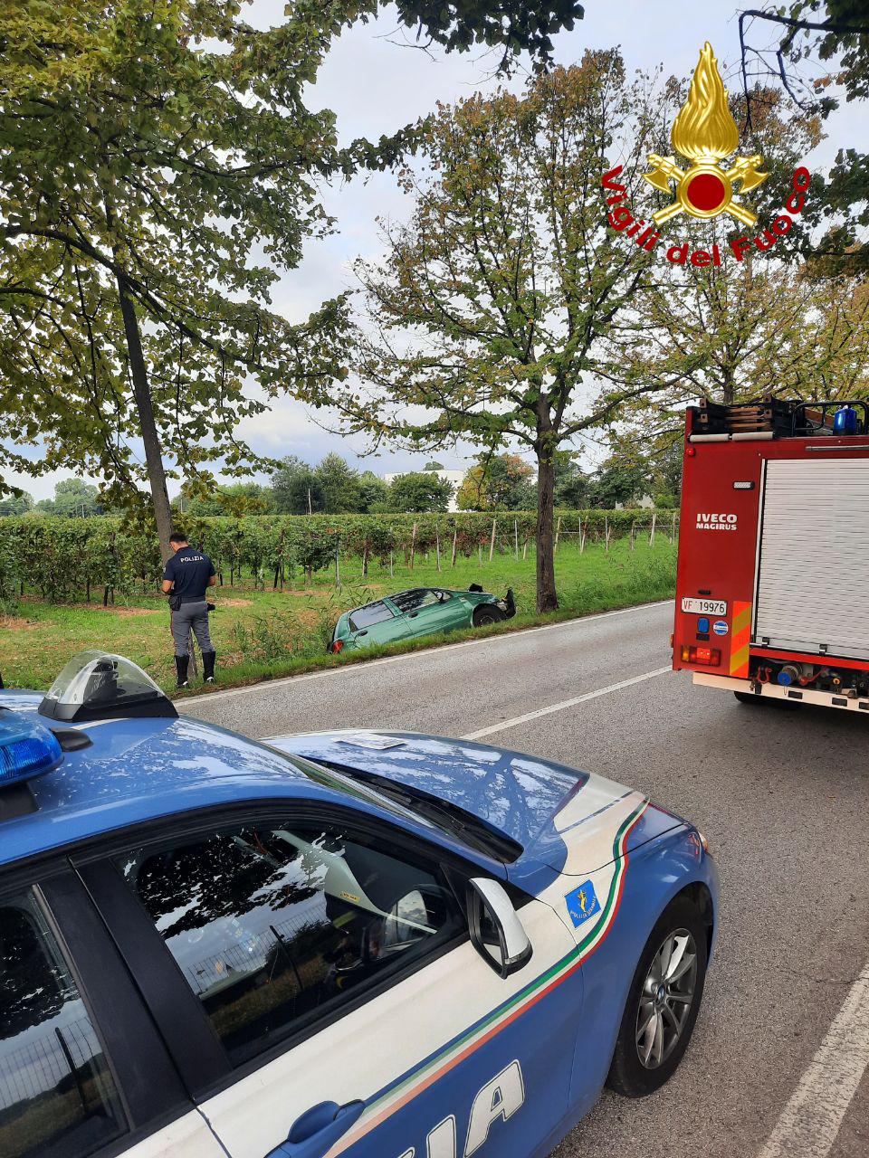 Sorpasso azzardato, l’auto “impazzita” vola fuori strada: un ferito