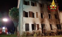 Vecchia casa abbandonata distrutta dalle fiamme: l'incendio partito da una roulotte