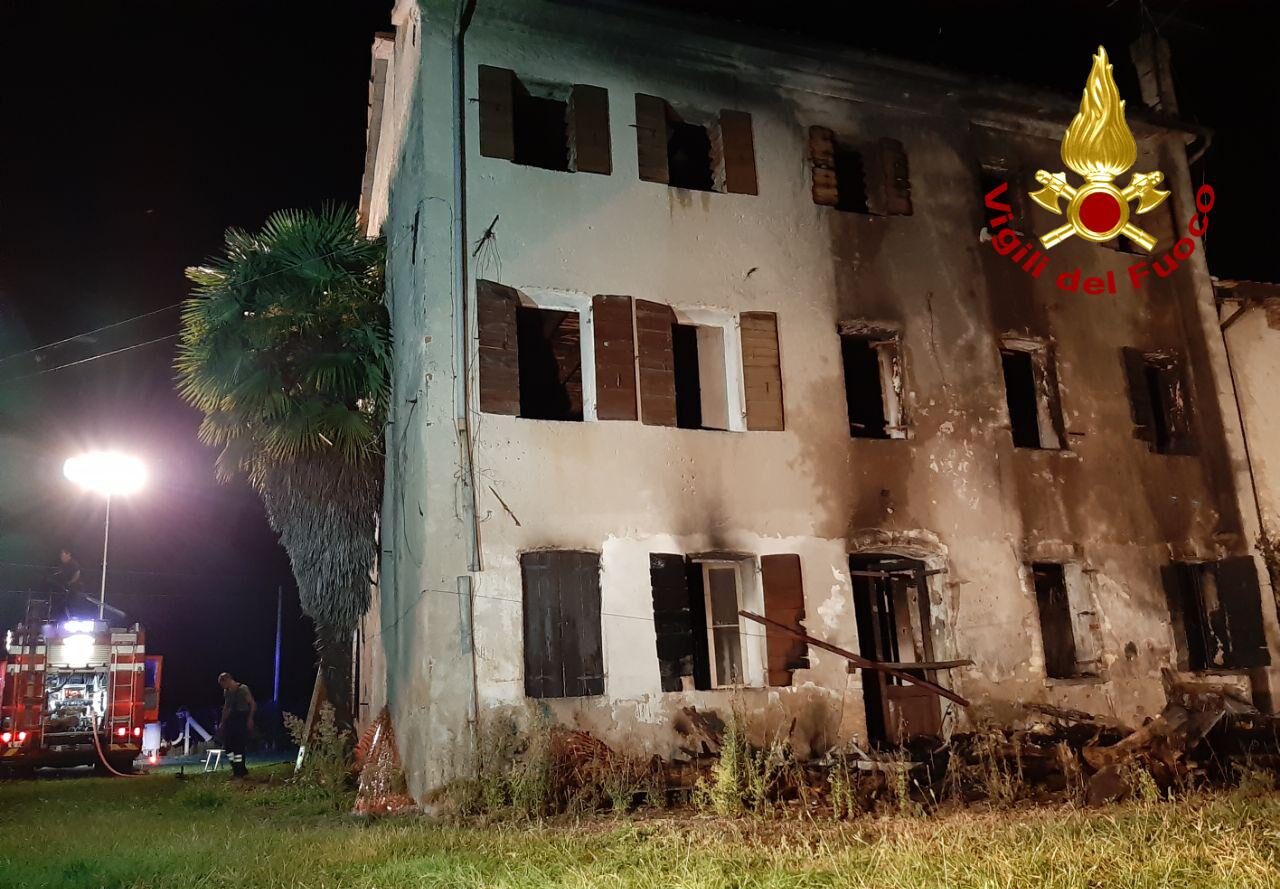 Vecchia casa abbandonata distrutta dalle fiamme: l’incendio partito da una roulotte