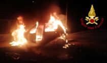 Nottata di "fuoco" a Quinto, auto investe dei ciclisti e viene divorata dalle fiamme: poi scoppia la rissa