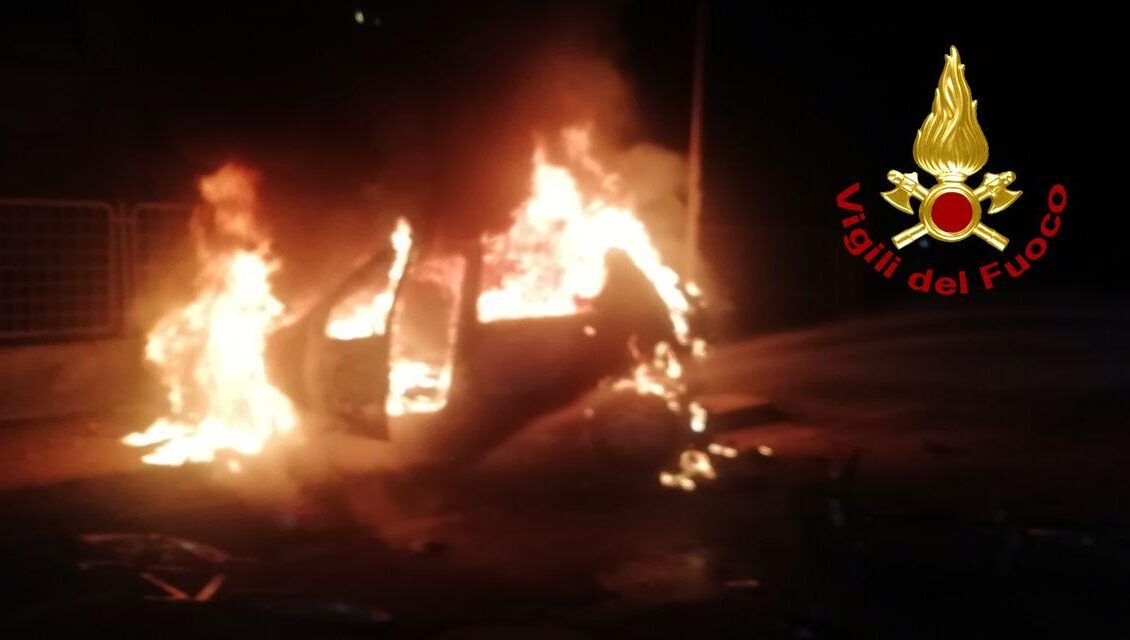 Nottata di “fuoco” a Quinto, auto investe dei ciclisti e viene divorata dalle fiamme: poi scoppia la rissa