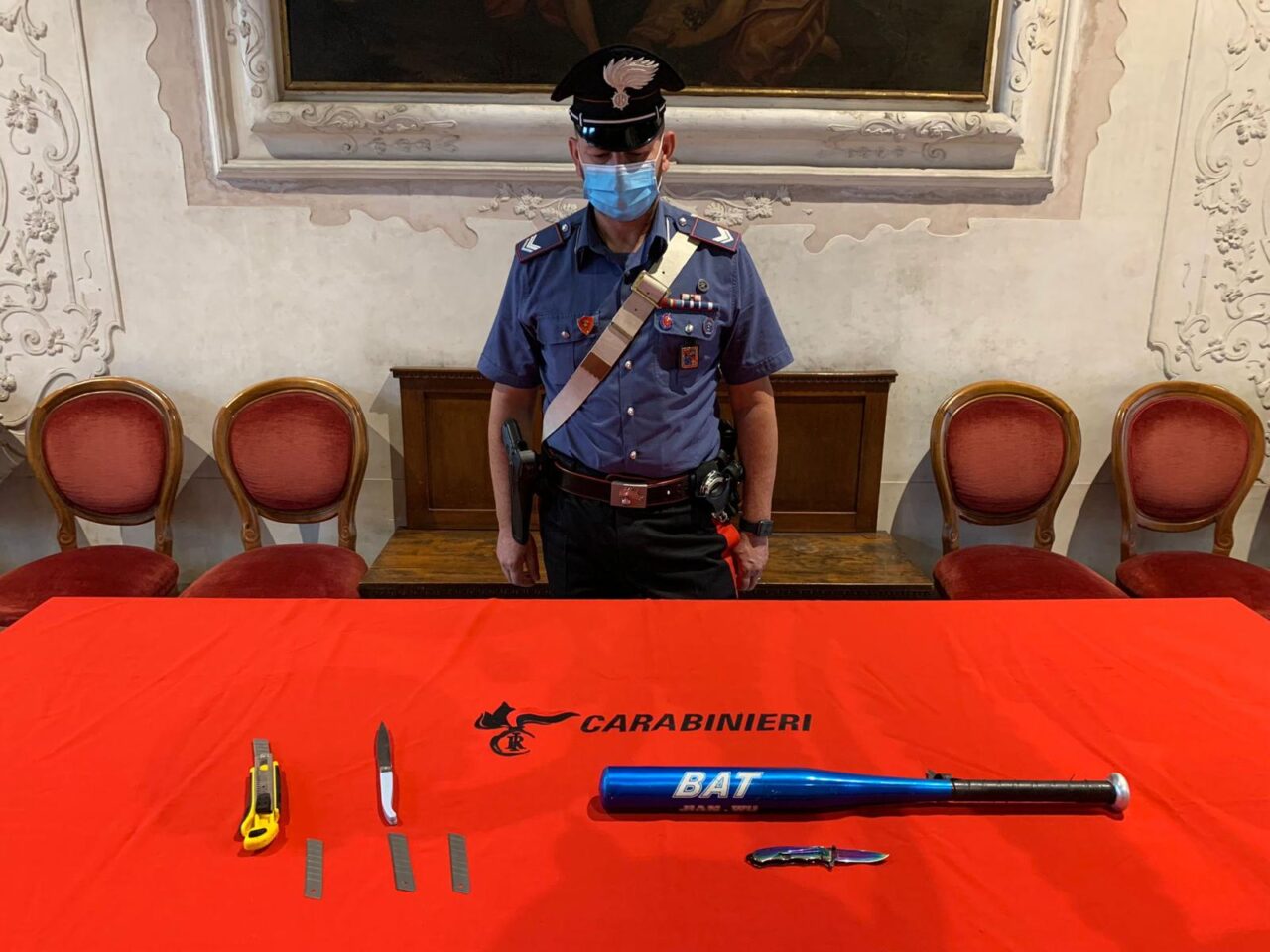 Treviso, due giovani denunciati per possesso di coltelli e mazze da baseball