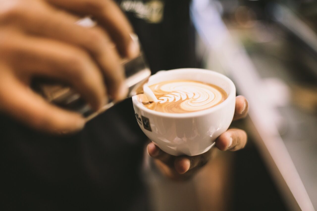 Barista privo di contratto serve i clienti senza mascherina: maxi multa al titolare del bar
