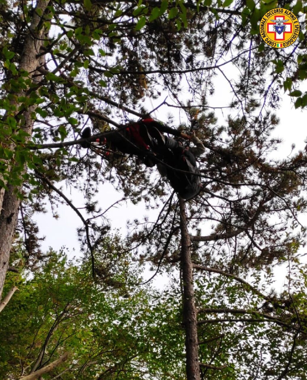 Il volo del parapendio finisce tra gli alberi: pilota resta sospesa a dieci metri d’altezza