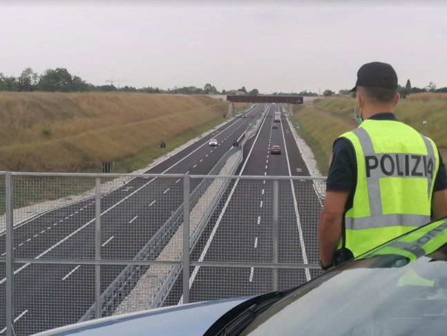 Pedemontana Veneta, sorpresi a lanciare sassi dal cavalcavia contro le auto: denunciati due giovani