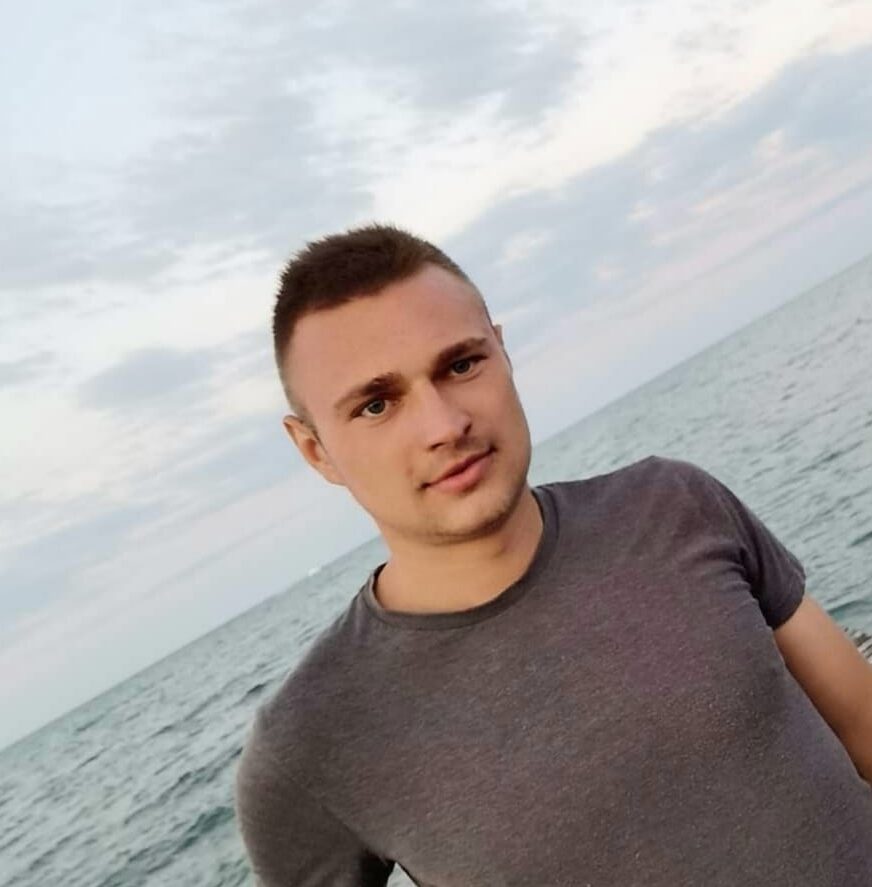 Perde il controllo dell’auto e si schianta contro un muretto: morto un 22enne