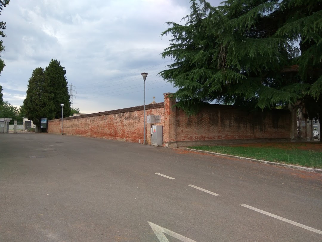 Vogliono “ingraziarsi” l’anima della nonna con rituali magici al cimitero: multati