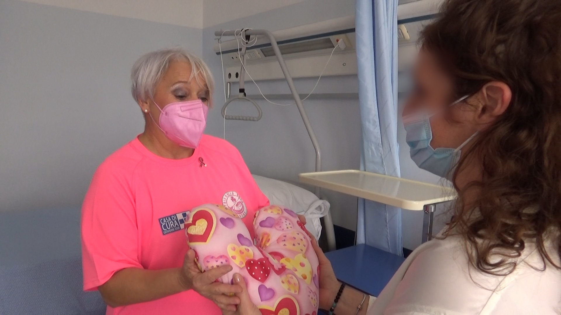 Daniela consegna a paziente cuscino del cuore