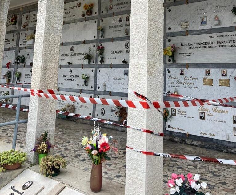 Cimitero di Montebelluna, cadono calcinacci dal soffitto: chiuse al pubblico le aree dell’ingresso principale