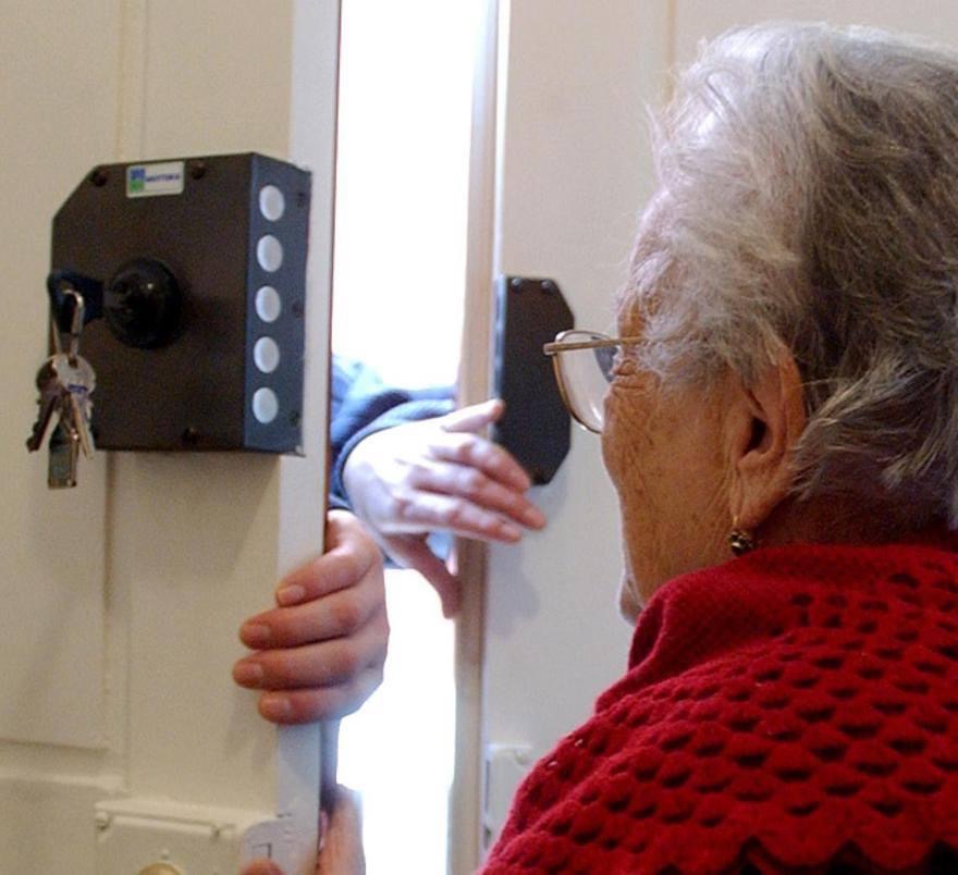 Malvivente entra a casa di un’anziana, la spinge a terra e le ruba la collana