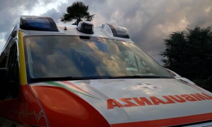 Scivola e batte la testa contro il trattore: 64enne lotta per la vita