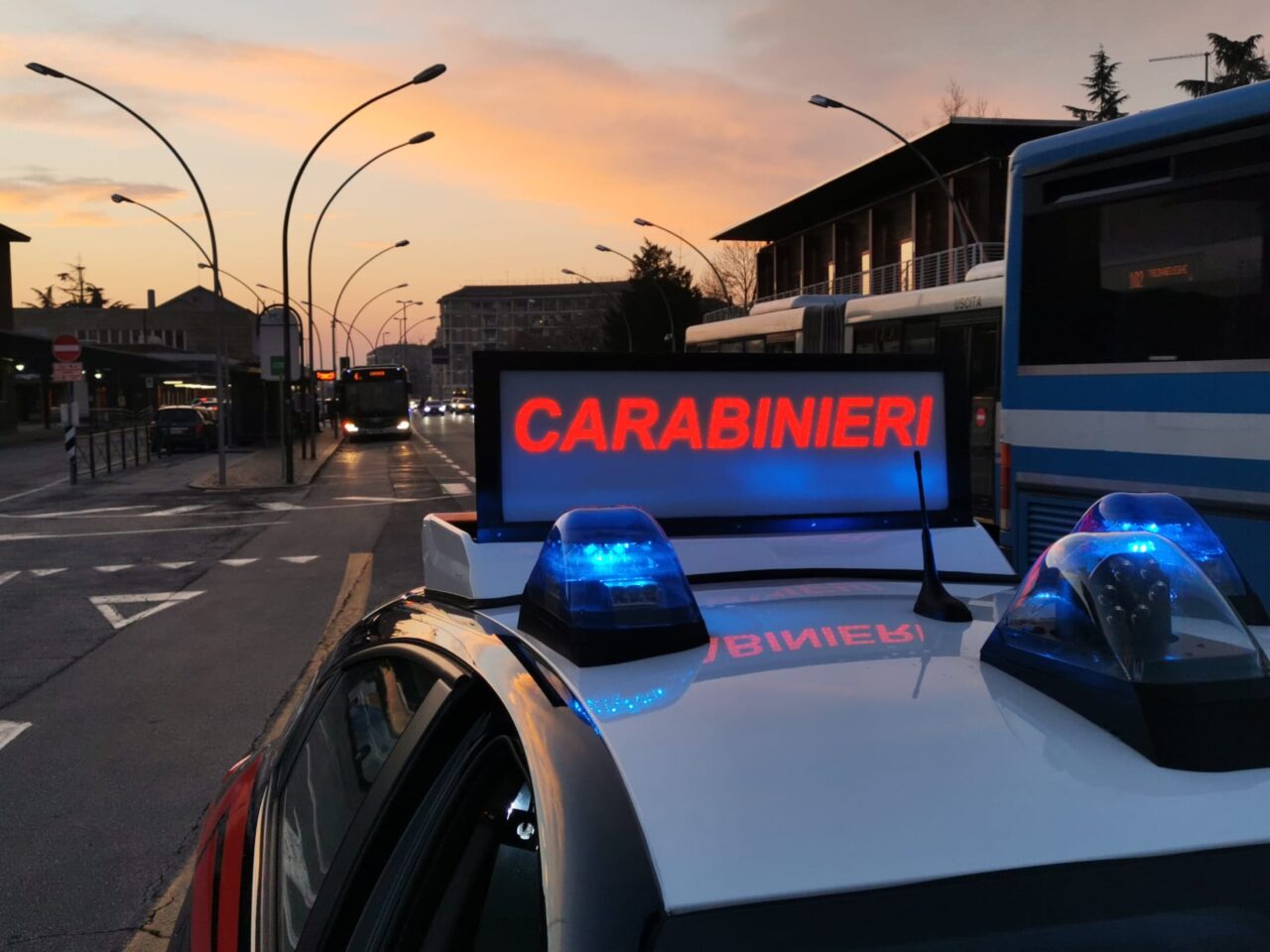 Confonde il cassiere del colorificio tempestandolo di domande e poi gli sfila 550 euro