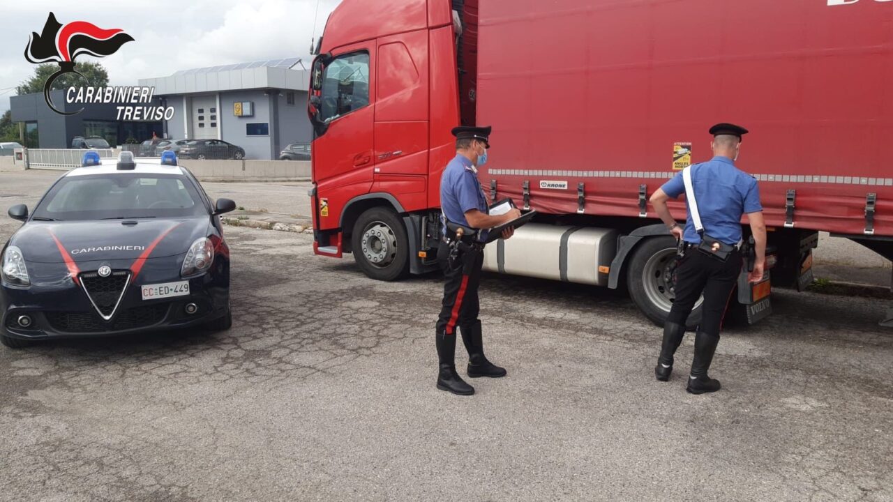 Prima cenano insieme, poi ubriachi iniziano a litigare e finisce a sprangate e coltellate