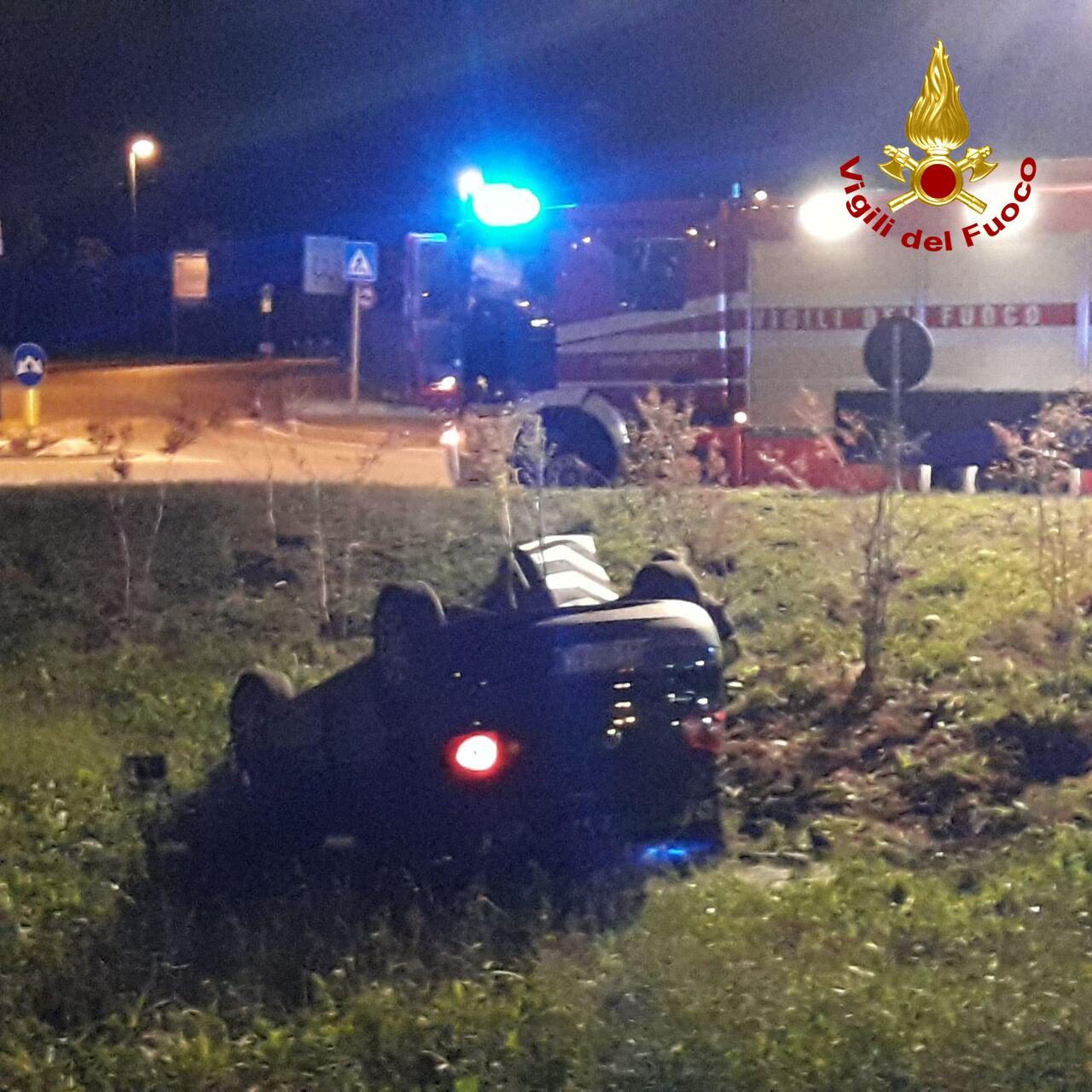 Castelfranco, torna dalla festa di laurea e si cappotta alla rotonda dell’ospedale