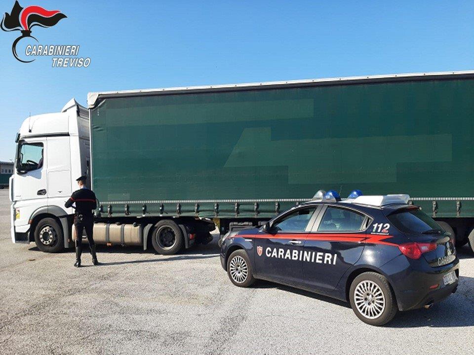 Fermati nella piazzola di sosta: in auto avevano arnesi e coltelli per depredare tir