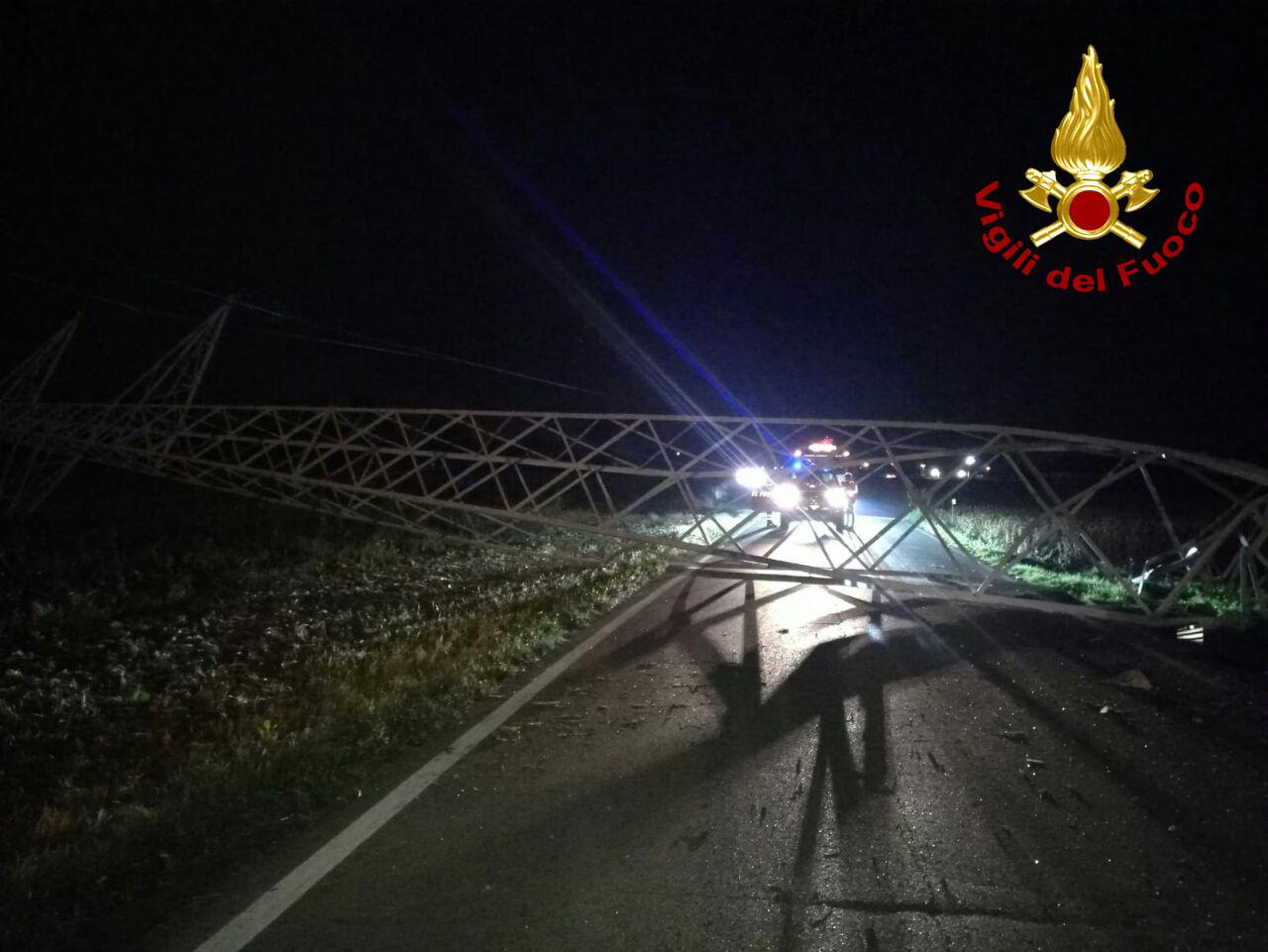 Auto abbatte traliccio dell’alta tensione ad Altivole: viabilità interrotta