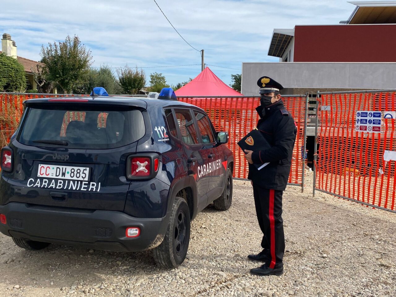 Paratia di metallo gli cade in testa, tragedia nel cantiere: morto operaio 48enne
