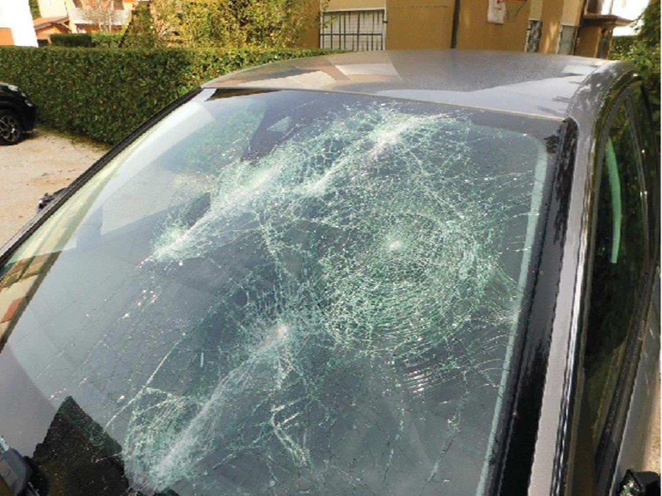 Distrugge l’auto del presunto debitore a zappate e lo fa scappare in casa a furia di minacce