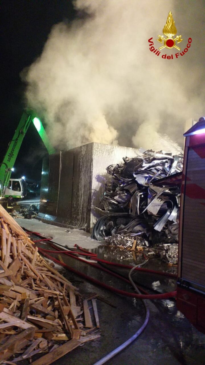 Incendio a Vittorio Veneto, materiale di riciclo in fiamme: nessun ferito