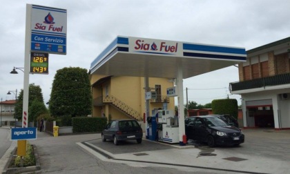 Tre automobilisti fanno blu diesel allo stesso distributore e l'auto rimane in panne, l'azienda: "Niente risarcimenti"