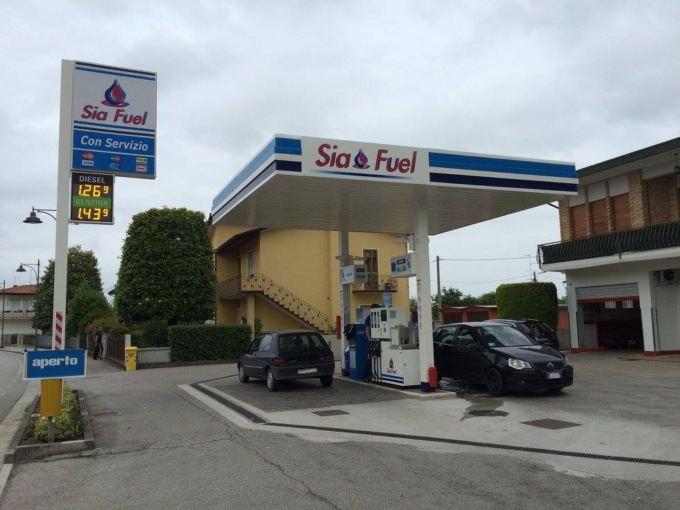 Tre automobilisti fanno blu diesel allo stesso distributore e l’auto rimane in panne, l’azienda: “Niente risarcimenti”