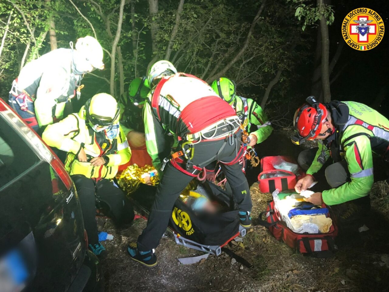 Monte Grappa, le foto del recupero della famiglia precipitata nel canale