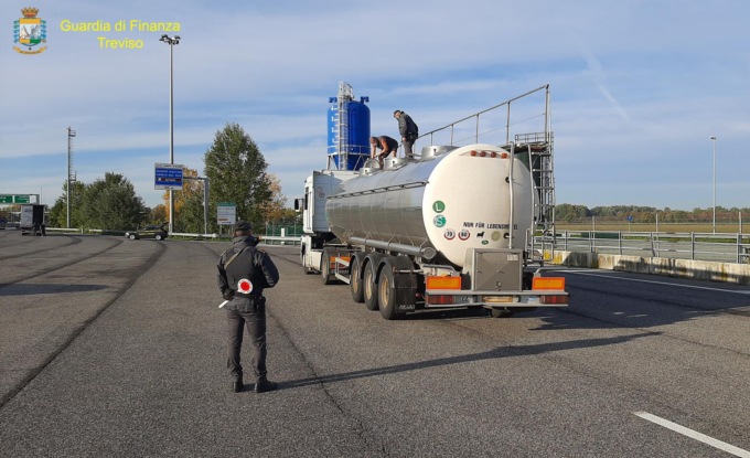 Contrabbando di gasolio spacciato per solvente “green”: maxi sequestro della Finanza