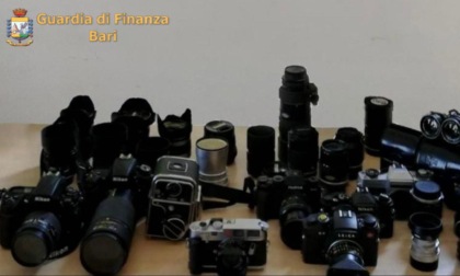 Restituita alla famiglia la collezione di macchine fotografiche rubata il giorno del funerale a una vittima di Covid