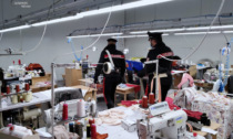 L'aguzzino spiava i lavoratori (irregolari e sfruttati) a loro insaputa: i video del laboratorio tessile cinese