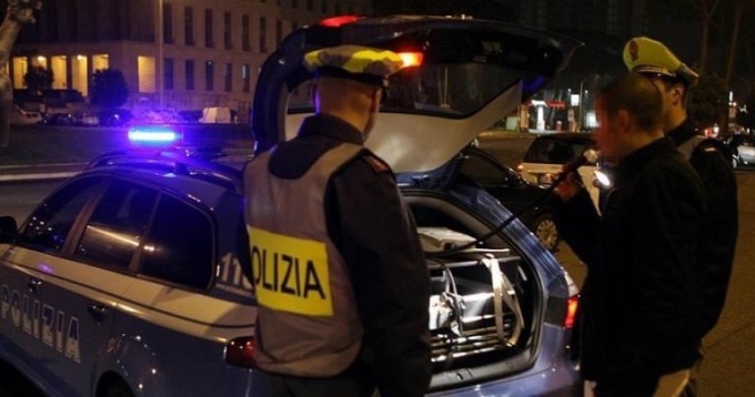 Ubriaco fa inversione a U in autostrada e si “spara” 21 chilometri in contromano