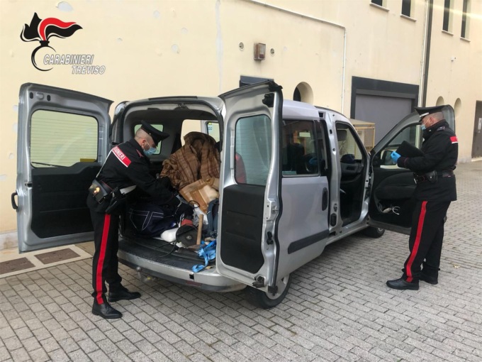 Nel furgone delle “meraviglie” c’era di tutto: peccato fosse…rubato!