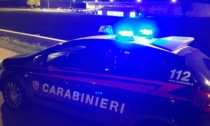 Lo trovano sanguinante e ferito alle gambe alla stazione di Vittorio Veneto: indagini in corso