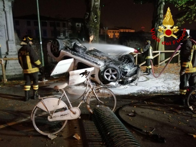 Treviso, auto si ribalta di fronte a Porta San Tommaso: due feriti