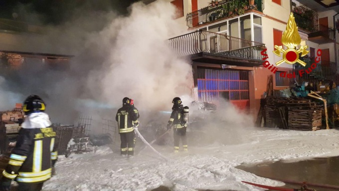 Paura nella notte a Cavaso, brucia materiale edile vicino al condominio