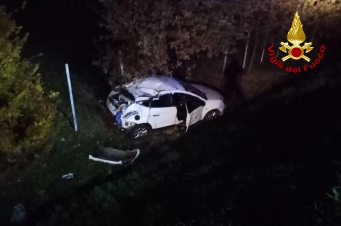 Schianto frontale, poi il volo nel fossato: due feriti sulla Treviso Mare