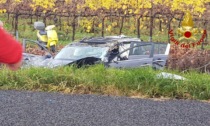 L'auto si "cappotta" in autostrada dopo l'incidente: persona incastrata liberata dai Vigili del fuoco