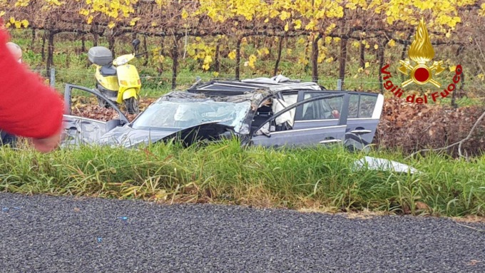 L’auto si “cappotta” in autostrada dopo l’incidente: persona incastrata liberata dai Vigili del fuoco