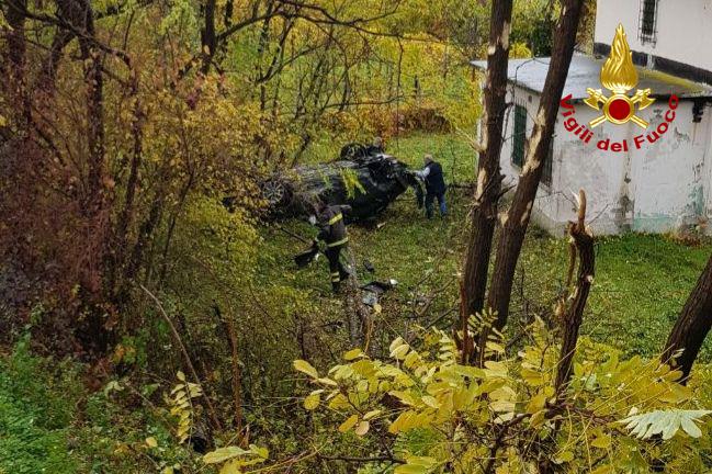 Incidente a Cornuda, “vola” con l’auto fuori strada: un ferito