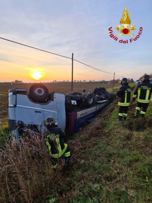 Il camion che trasporta pannelli di legno finisce “gambe all’aria”: ferito l’autista
