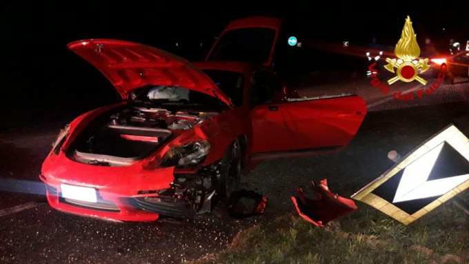 Castelfranco, perde il controllo della Porsche e si schianta: grave 54enne