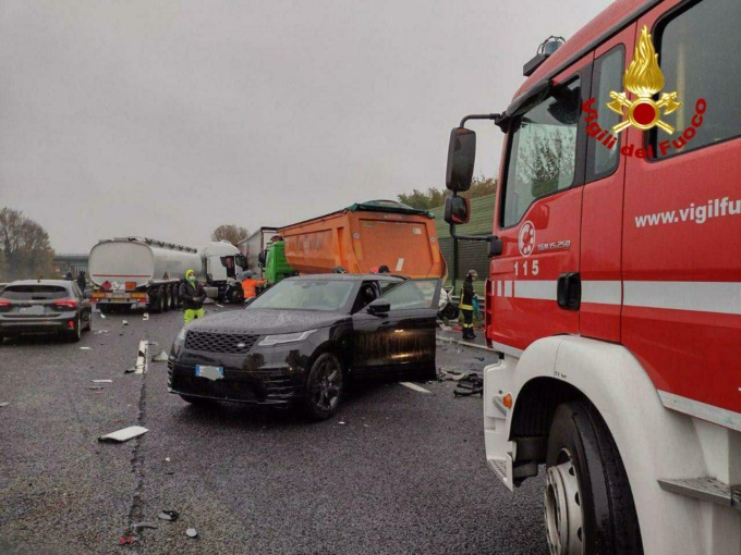 Incidente in A27, coinvolta un’autocisterna di benzina: le foto dello schianto