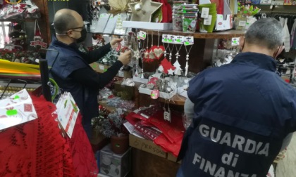 Castelfranco Veneto, sequestrati 200mila addobbi natalizi e giocattoli pericolosi venduti in un negozio in centro