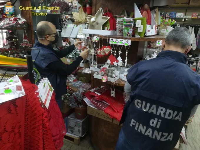 Castelfranco Veneto, sequestrati 200mila addobbi natalizi e giocattoli pericolosi venduti in un negozio in centro